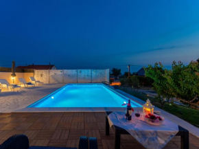 Beautiful Holiday Home in Lisicic with Swimming Pool